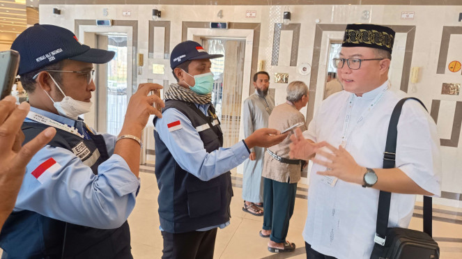 Tim Amirulhaj Prof Arif Satria saat diwawancarai di Hotel Emaar Al Diyafa, Makka