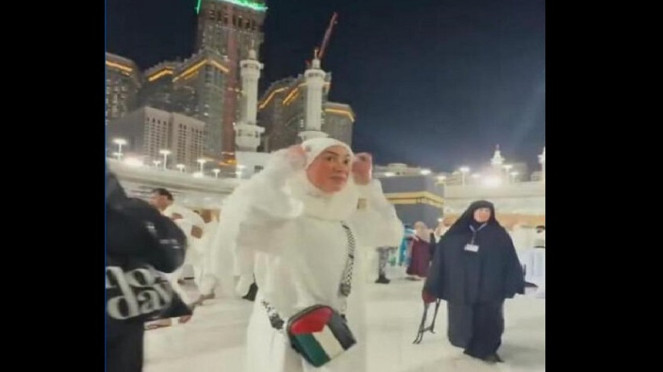 Jemaah wanita ditangkap setelah mengenakan tas berbendera Palestina