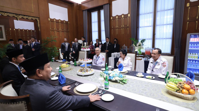 Presiden Prabowo Subianto bertemu dengan Presiden ke-5 RI, Megawati Soekarnoputri., Mendikbud Nadiem Makarim datangi Istana Negara, Jakarta Pusat, Senin, 27 Mei 2024, Kapuspenkum Kejagung Harli Siregar , Mantan Dirut Sritex Iwan Setiawan Lukminto (tengah) dikawal petugas.,  Imam Masjidil Haram Syeikh Abdul Rahman Al-Sudais, Presiden Prabowo Subianto bertemu dengan Presiden ke-5 RI, Megawati Soekarnoputri., Ilustrasi penganiayaan.