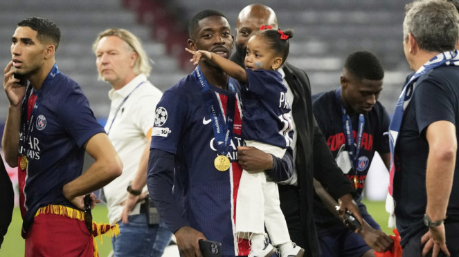 Pemain PSG, Ousmane Dembele dan putrinya