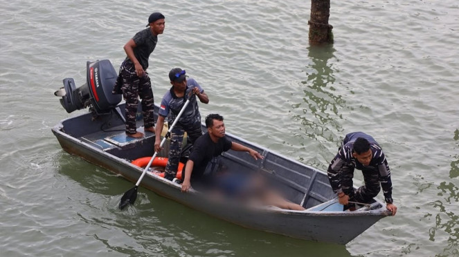 VIVA Militer: Prajurit TNI AL evakuasi mayat Sugeng