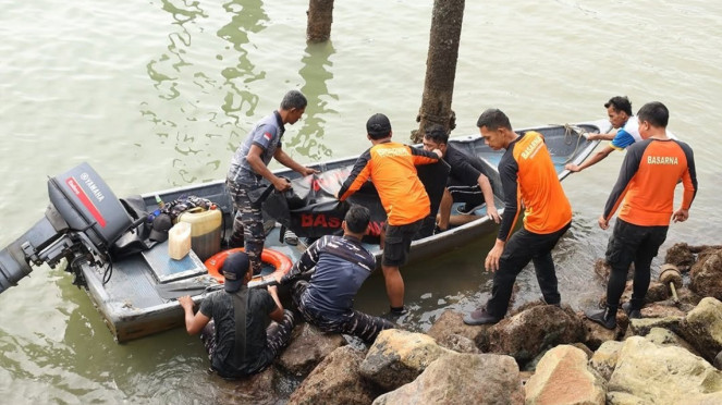 VIVA Militer: Prajurit TNI AL evakuasi mayat Sugeng