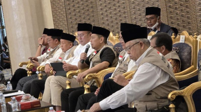 Wakil Ketua DPR RI Adies Kadir (tengah).
