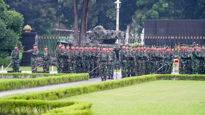 VIVA Militer: Prajurit Kostrad TNI AD menggelar Upacara Hari Lahir Pancasila