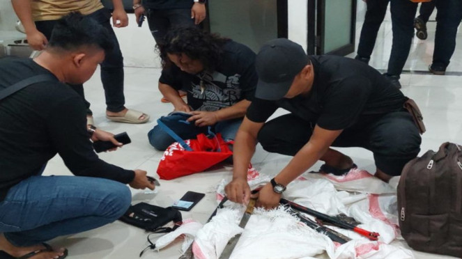 Polisi menunjukkan barang bukti yang disita dari komplotan pembobol toko