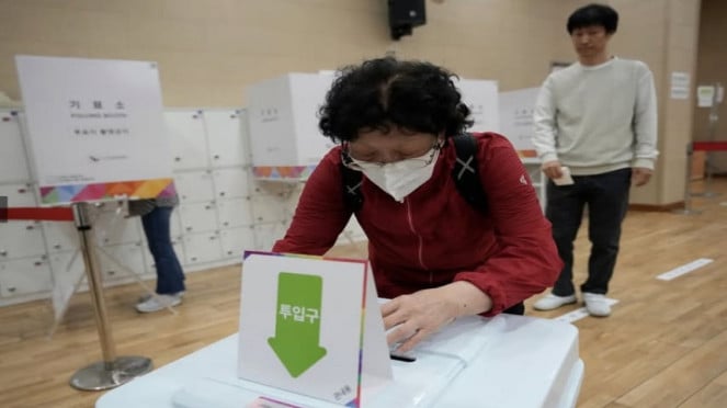 Warga Korea Selatan (Korsel) melakukan pemungutan suara Pemilu 2025