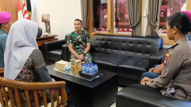 VIVA Militer: Roqi Munthazar Haharap bekali prajurit mau nikah