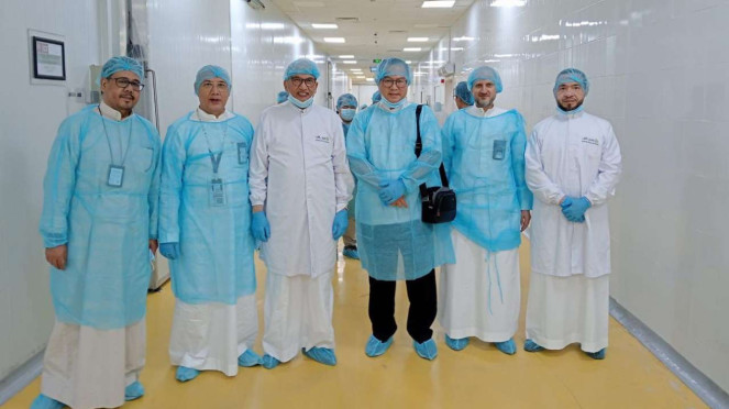 Tim Amirulhaj Arif Satria berkunjung ke pabrik makan siap saji di Makkah