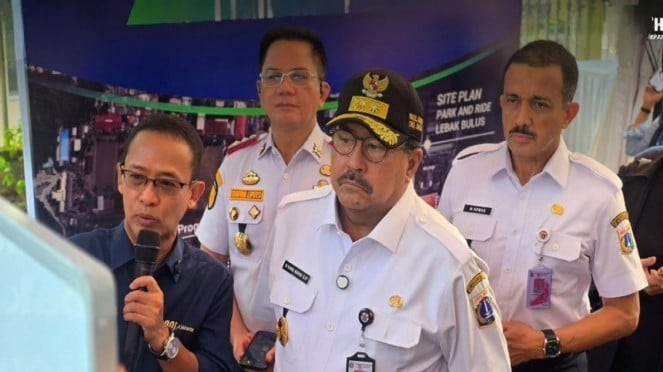 Wakil Gubernur DKI Jakarta Rano Karno tinjau parkiran di MRT Lebak Bulus