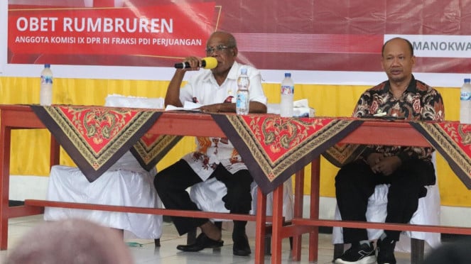 Anggota Komisi IX DPR RI Obet Rumbruren saat sosialisasikan MBG di Manokwari Papua (istimewa)