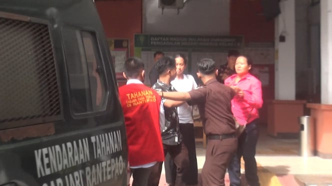 Keluarga Korban Mengamuk ke Pelaku di Pengadilan Negeri Makale