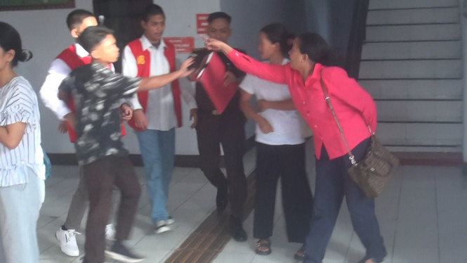 Keluarga Korban Mengamuk ke Pelaku di Pengadilan Negeri Makale