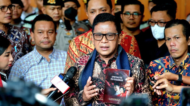 Sekjen PDIP Hasto Kristiyanto pamer buku yang ditulis di balik jeruji besi Rutan KPK. (Istimewa)