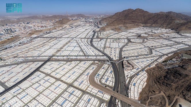 Tenda berjajar di kawasan Mina di Mekkah, Arab Saudi, Tenda berjajar di kawasan Mina di Mekkah, Arab Saudi, Kota Tenda Putih, Tenda jemaah haji di kawasan Mina, Arab Saudi , Teknologi dan Manajemen Logistik Modern