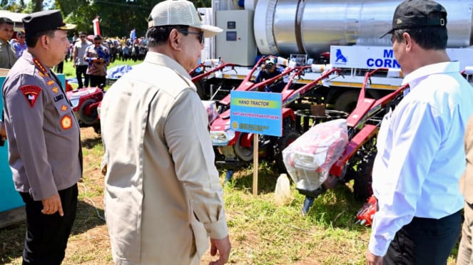 Presiden Prabowo Panen Raya Jagung di Bengkayang
