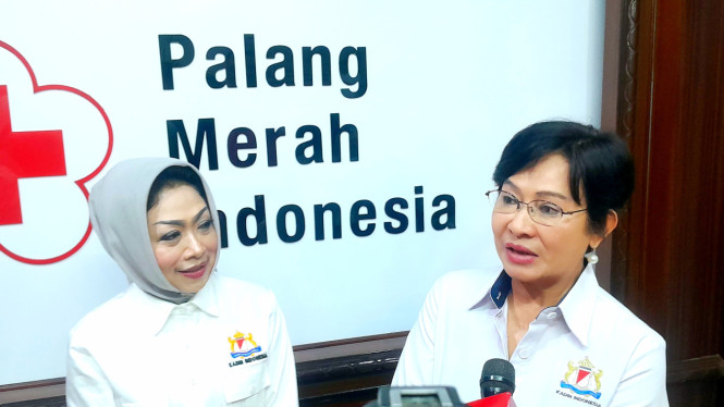 [Wakil Ketua Umum (WKU) Bidang Sosial dan Penanggulangan Bencana Kadin Indonesia, Yani Motik (kanan), saat ditemui di kantor PMI Pusat, kawasan Gatot Subroto, Jakarta Selatan, Kamis, 5 Juni 2025]
