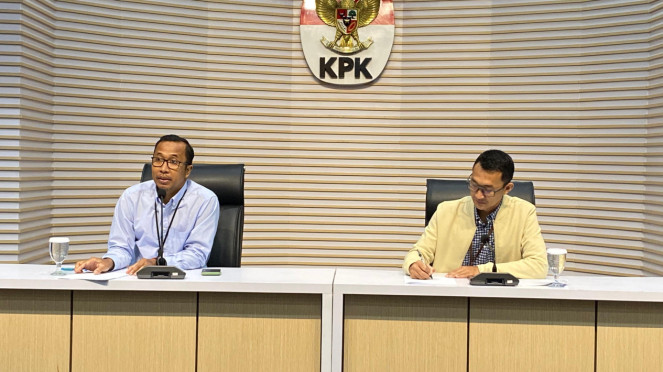 Plh Dirdik KPK Budi Sokmo dan Juru Bicara KPK Budi Prasetyo di KPK