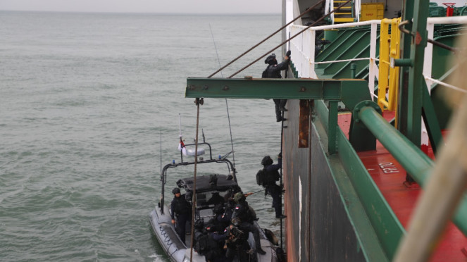VIVA Militer: Pasukan Khusus TNI rebut Kapal Tanker yang dibajak teroris