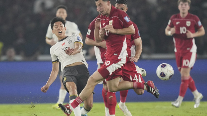 Pemain Timnas Indonesia Thom Haye melawan China, Pemain Timnas Indonesia Thom Haye melawan China, Latihan Persib Bandung, Persib Bandung perkenalkan Frans Putros lewat karangan bunga, Gelandang Timnas Indonesia Ivar Jenner (tengah) saat melawan Arab Saudi, Pemain Timnas Indonesia U-23