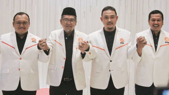 Presiden PKS Almuzzamil Yusuf (dua dari kiri)