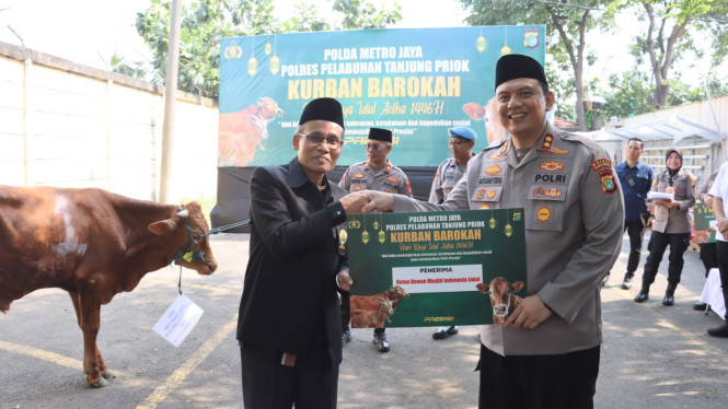 Kapolres Pelabuhan Tanjung Priok AKBP Martuasah Tobing menyerahkan hewan kurban