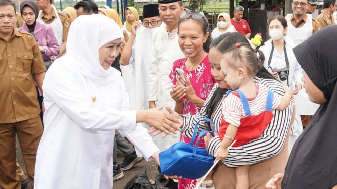 Gubernur Jawa Timur Khofifah Indar Parawansa (kiri)