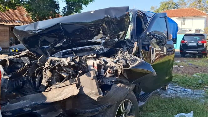 Penampakan Mobil yang ditumpangi Wakil Ketua DPRD Ngawi, Waluyo Jati Sasono 