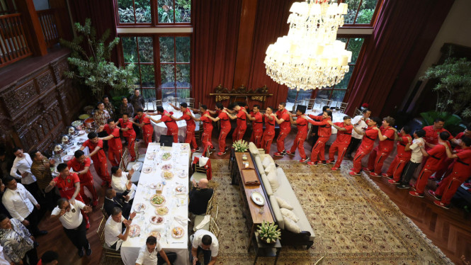 Momen hangat pertemuan Timnas Indonesia dengan Presiden RI Prabowo Subianto di kediamannya usai menang 1-0 melawan Timnas China. (Istimewa)