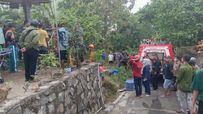 proses evakuasi bocah kecebur sumur tua