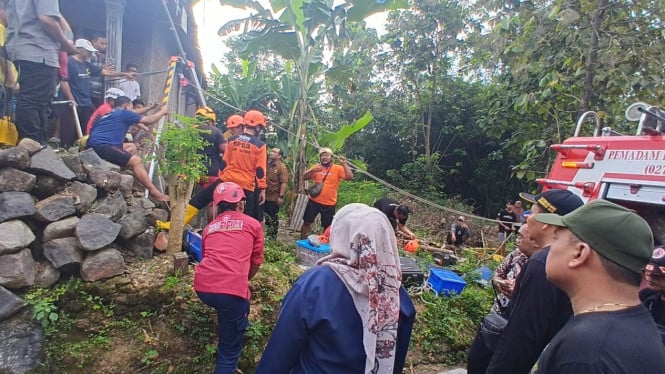 proses evakuasi bocah kecebur sumur tua