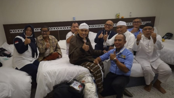 Wakil Kepala BP Haji Dahnil Anjar Simanjutak dan Para Jemaah Haji Lansia