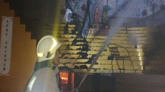 Petugas memadamkan api di vihara, Cilincing Jakarta Utara, Senin (9/6/2025).