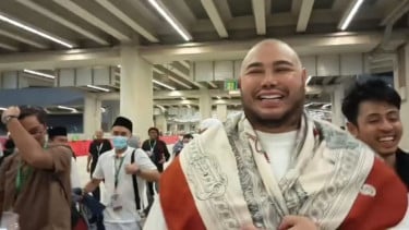 Ivan Gunawan diajak para jemaah haji Indonesia berfoto dan bersalaman