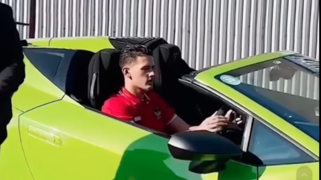 Justin Hubner duduk di balik kemudi Lamborghini Huracan Evo, Justin Hubner duduk di balik kemudi Lamborghini Huracan Evo, Presiden Paris Saint-Germain (PSG), Nasser Al-Khelaifi, Andre Rosiade, Irfan Ghafur, Pemain Timnas Indonesia, Justin Hubner