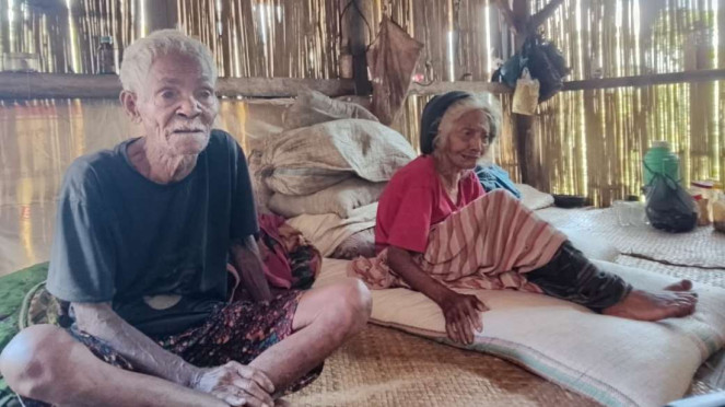 Kakek Petrus Masing dan Nenek Teresia Pia di dalam rumah mereka yang sudah reyot