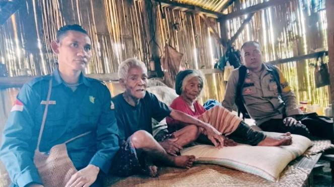 Bripka Hery Tena dari Polres Manggarai dan Bripta Sukiman mendatangi rumah Fania