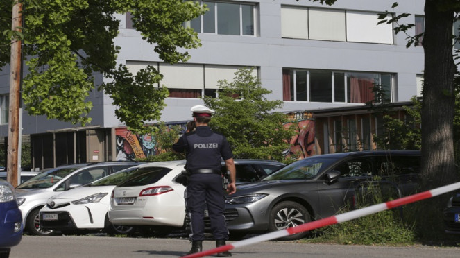 Polisi berjaga-jaga di TKP penembakan di sebuah sekolah di Graz, Austria  