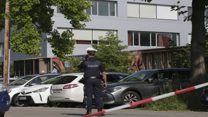 Polisi berjaga-jaga di TKP penembakan di sebuah sekolah di Graz, Austria  