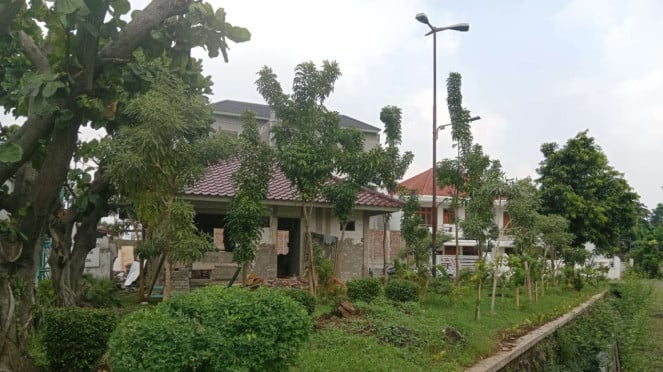Pembangunan pos pengamanan di taman perumahan Green Garden, Jakarta Barat