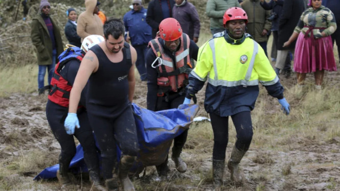 Petugas mengevakuasi korban tewas akibat banjir di Afrika Selatan