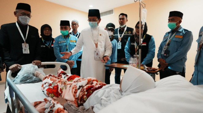 Menag Nasaruddin Umar jenguk jemaah yang sakit di KKHI Makkah