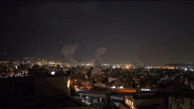 Israel menyerang ibu kota Iran, Teheran pada Kamis malam, 1. Ancam Iran, Netanyahu: Setiap Target Akan Kami Serang, VIVA Militer: Perdana Menteri Israel, Benjamin Netanyahu, Israel Serang Iran, Teheran Diguncang Ledakan, Israel menyerang ibu kota Iran, Teheran pada Kamis malam,   4. Polemik 4 Pulau, DPR Akan Panggil Mendagri, Gubernur Aceh dan Sumatera Utara, Pulau Mangkir Gadang, Mangkir Ketek, Lipan, &amp; Panjang, di perbatasan Aceh-Sumut, Ilustrasi tahanan diborgol