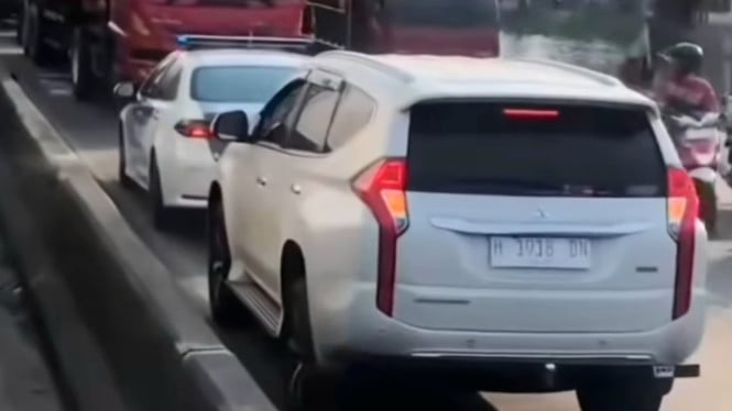Mobil patwal lawan arus