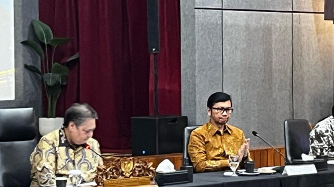 Direktur Jenderal Perundingan Perdagangan Internasional Kemendag, Djatmiko Bris Witjaksono (kanan) dan Menteri Koordinator Bidang Perekonomian Airlangga Hartarto (kiri) 