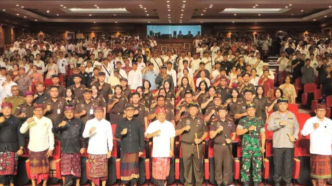 Gubernur Wayan Koster bersama Kepala Kejaksaan Tinggi Bali, I Ketut Sumedana.