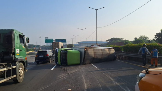 Truk terguling di Tol JORR (dok. istimewa)