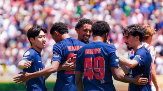 Pemain Paris Saint-Germain merayakan gol