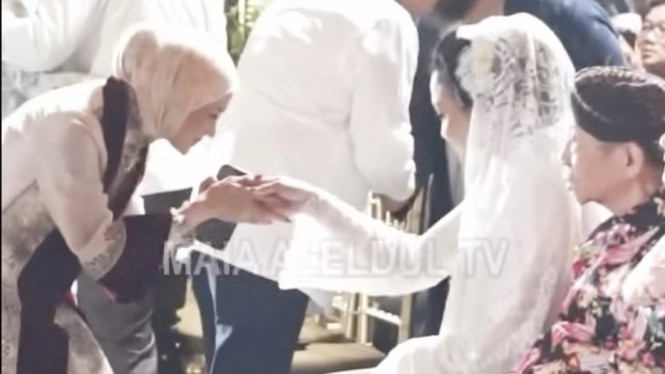 Mulan Jameela dan Maia Estianty., Al Ghazali dan Alyssa Daguise., Laura Moane dapat hadiah cincin dari Maia Estianty, Akad Nikah Al Ghazali, Yono Bakrie dan Vini Caroline, Mulan Jameela dan Maia Estianty.