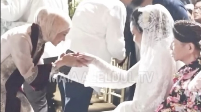Mulan Jameela dan Maia Estianty., Al Ghazali dan Alyssa Daguise., Laura Moane dapat hadiah cincin dari Maia Estianty, Akad Nikah Al Ghazali, Yono Bakrie dan Vini Caroline, Mulan Jameela dan Maia Estianty.
