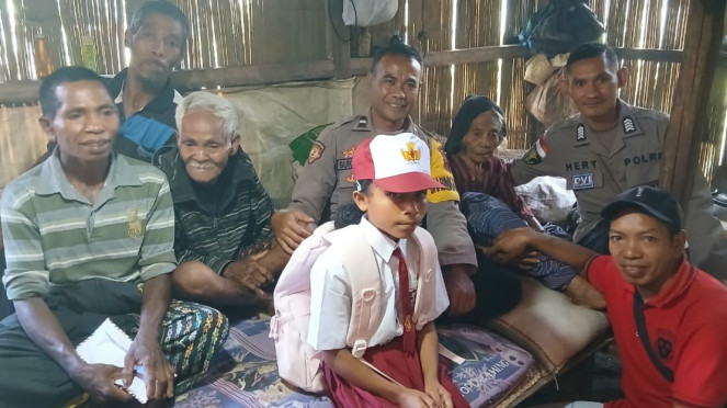 Bripka Hery Tena serahkan bantuan kepada Fania, bocah yang mengurus kakek-nenek